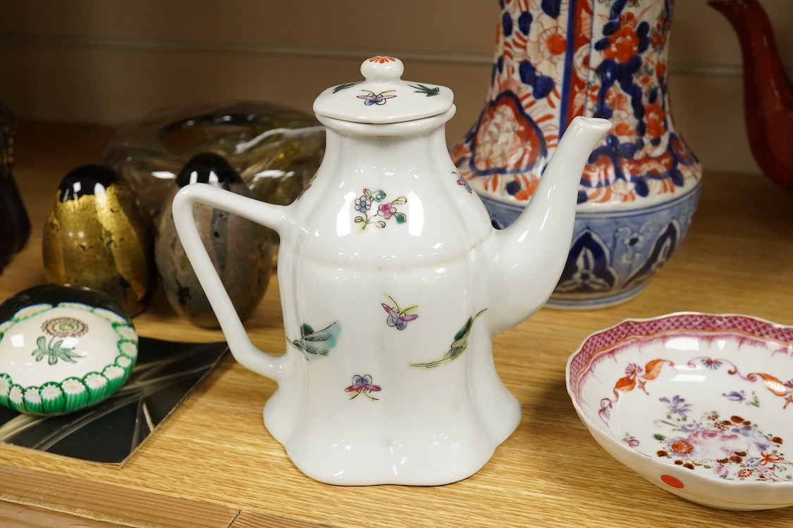 Oriental porcelain including a Chinese blue and white vase and cover, 27cm high